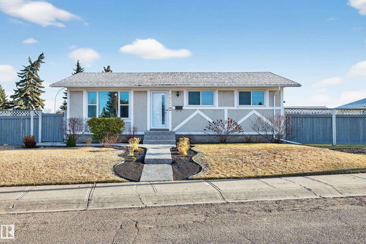 Photo de la propriété:  15231 119A Street NW  AB T5X 1K9 