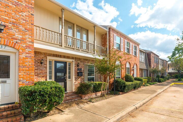 Property Photo: 6339 W Del Monte Drive 95 TX 77057