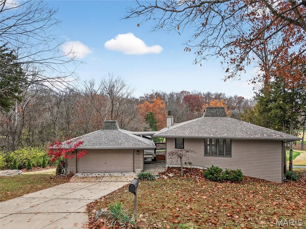 Property Photo:  827 Edgewood Drive  MO 63367 