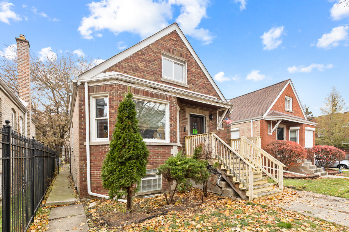 Property Photo:  6604 S Rockwell Street  IL 60629 