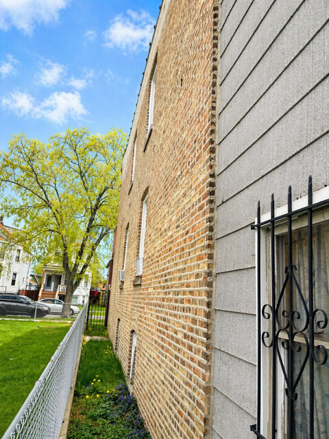 Property Photo:  