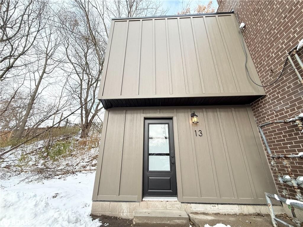 Property Photo: 372 Darling Street 13 ON N3S 3Y5