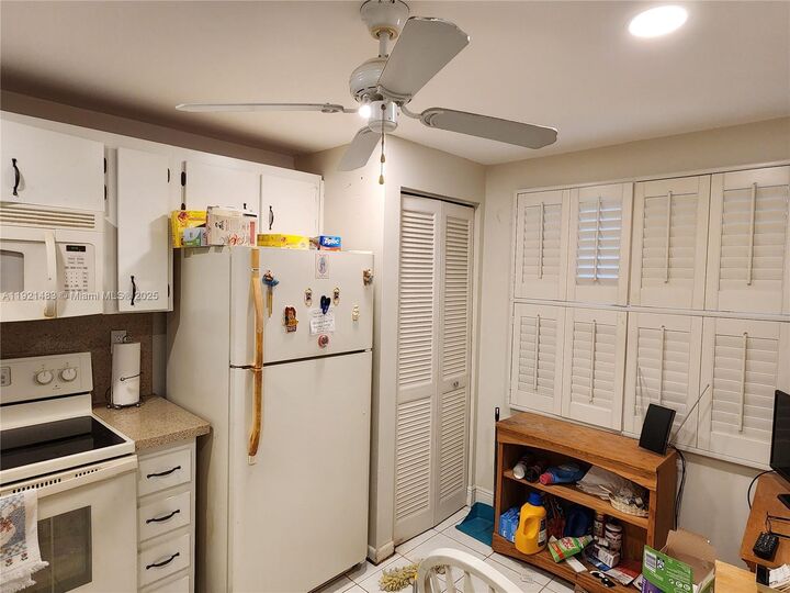 Property Photo:  900 Colony Point Cir 107  FL 33026 