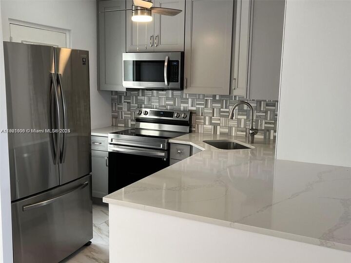 2555 NE 11th St 605  Fort Lauderdale FL 33304 photo