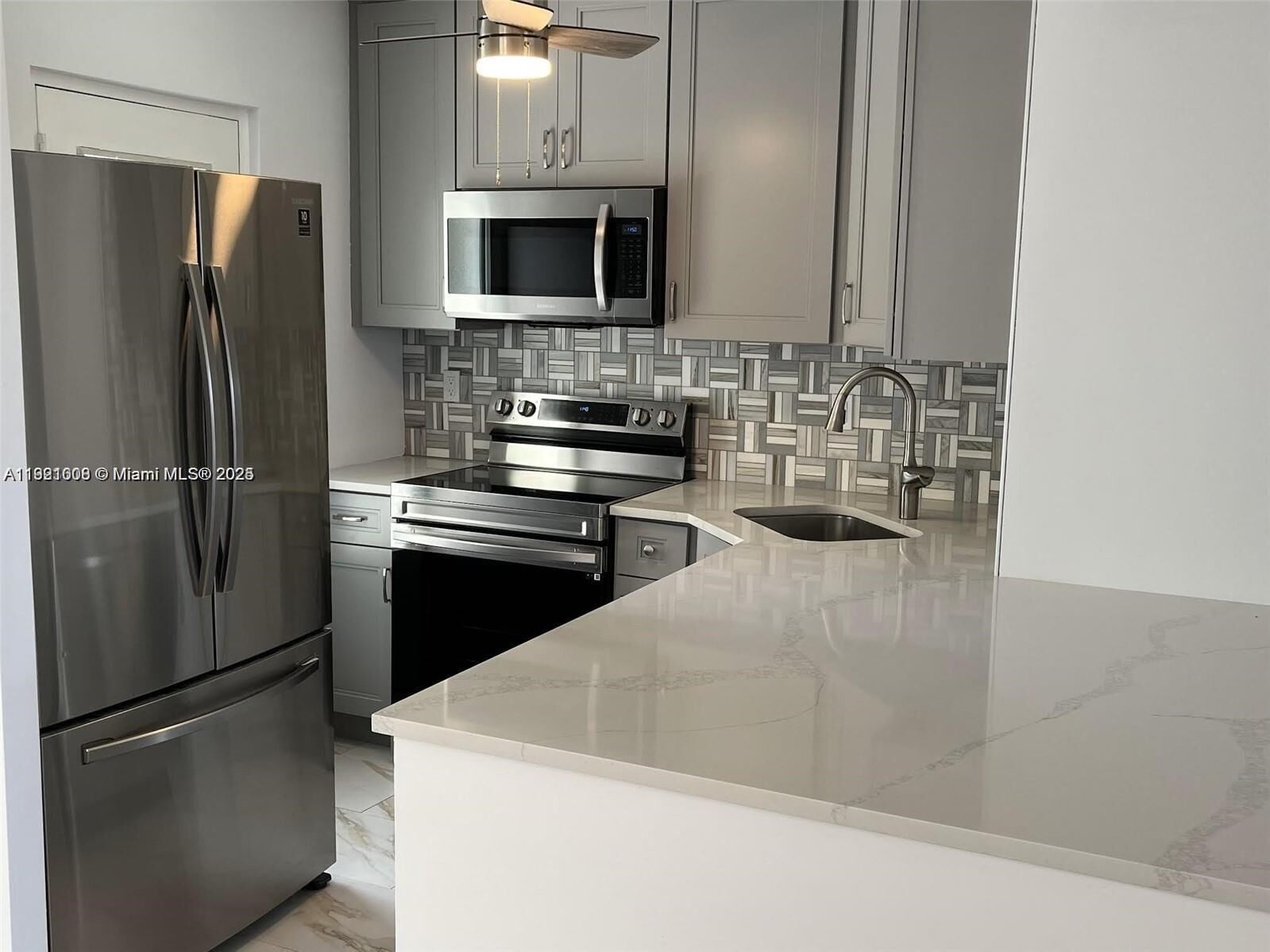 Property Photo:  2555 NE 11th St 605  FL 33304 