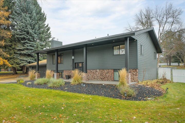 Property Photo: 513 E Silver Pines Ct WA 99005