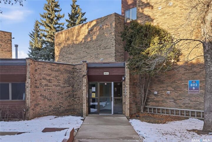 Property Photo: 802B Kingsmere Boulevard 202 SK S7J 4S4