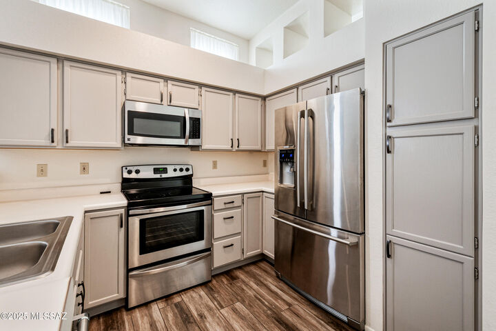 Property Photo: 8313 S Via Del Palacio AZ 85747