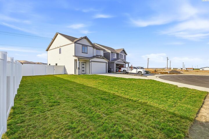 Property Photo:  7681 Grapevine Ct  WA 99353 