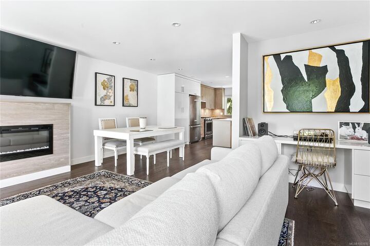 Property Photo:  1032 Cloverdale Ave 7  BC V8X 2T9 