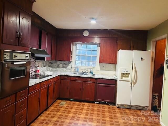 Property Photo: 2431 Briargrove Drive NC 28215