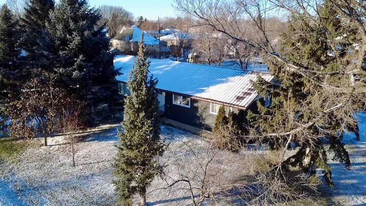 Property Photo: 305 Stuart Avenue East MB R0M 0M0