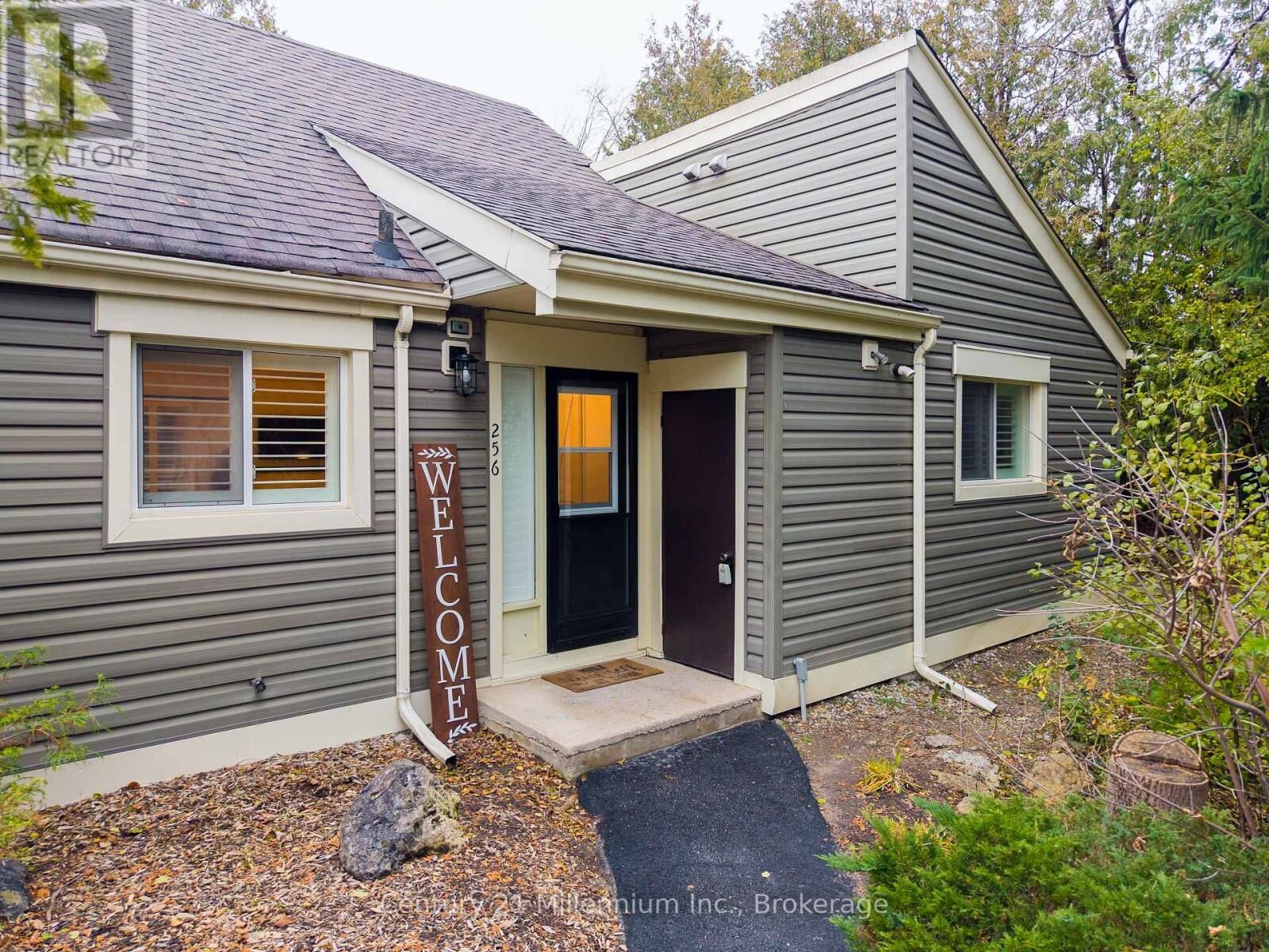 Property Photo:  13 Harbour Street West 256  ON L9Y 5B4 