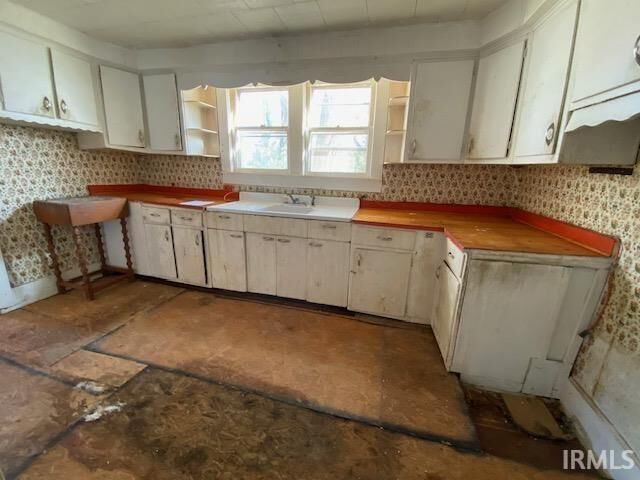 Property Photo:  640 E Washington Street  IN 47597 