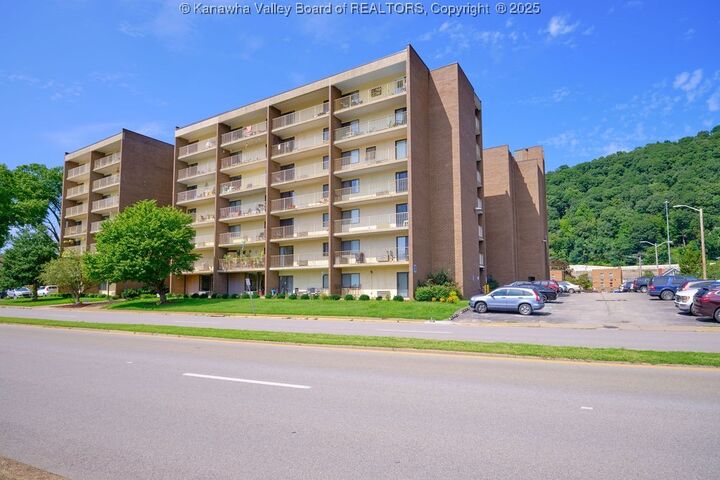 Property Photo: 2106 Kanawha Boulevard 503 WV 25311