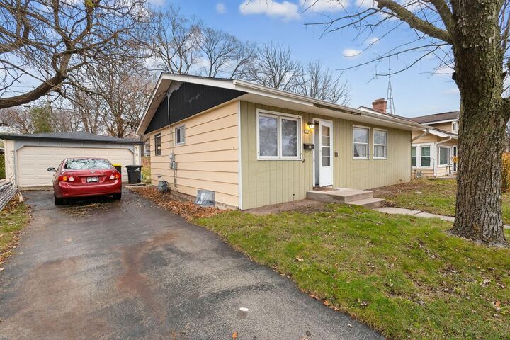 Property Photo:  319 Jasper Ln  WI 53188 