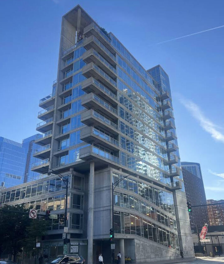 Property Photo:  201 W Grand Avenue P-17  IL 60654 