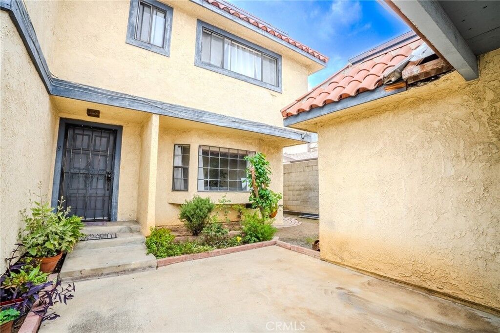Property Photo:  409 W Mountain View Avenue  CA 90631 