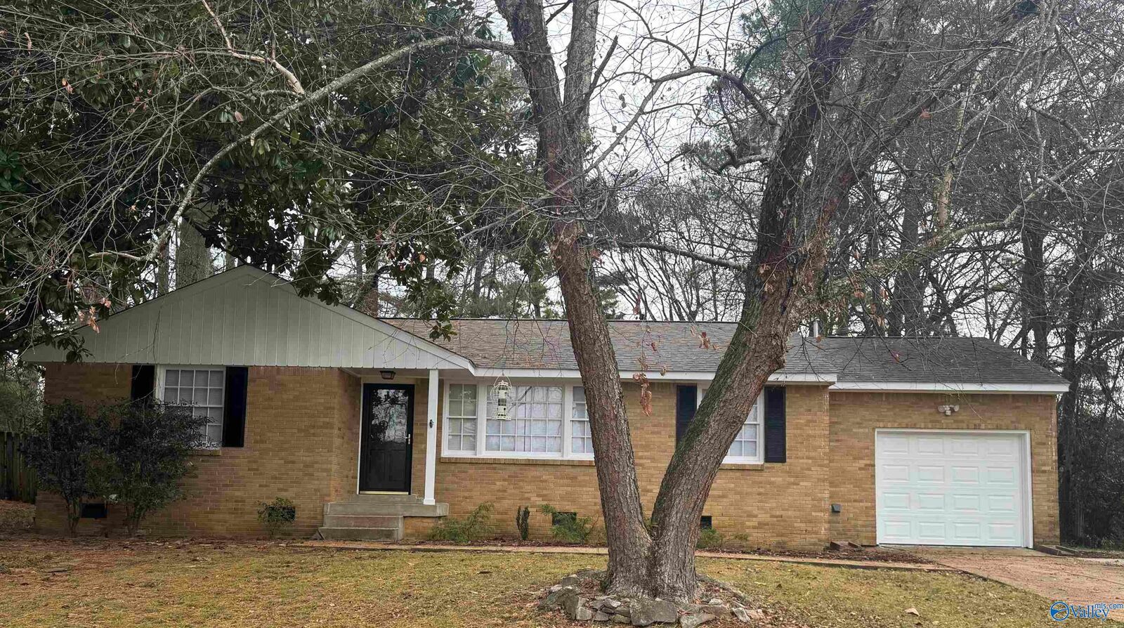 Property Photo: 909 Graycroft Drive SW AL 35802