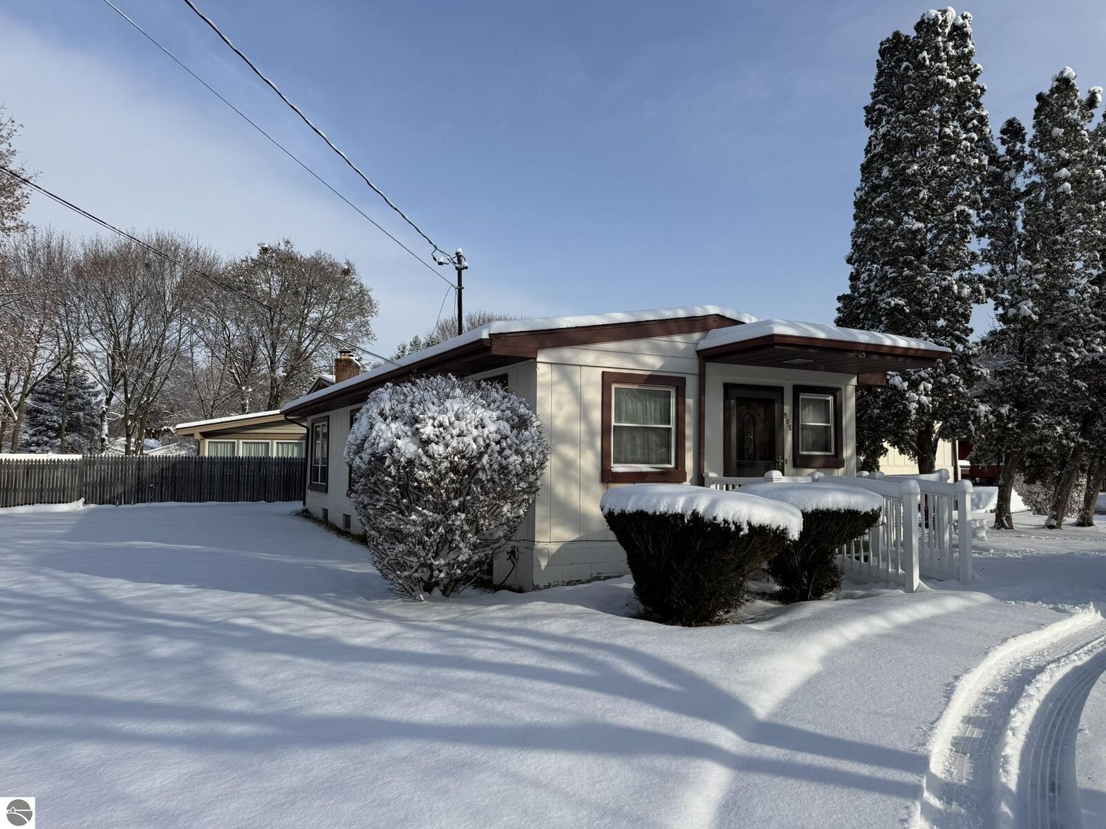 Property Photo:  905 E Gaylord Street  MI 48858 