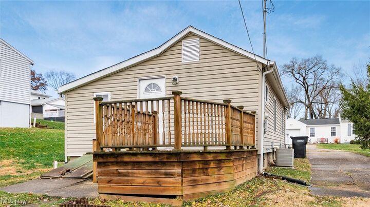 Property Photo:  862 Wabash Avenue  OH 43701 