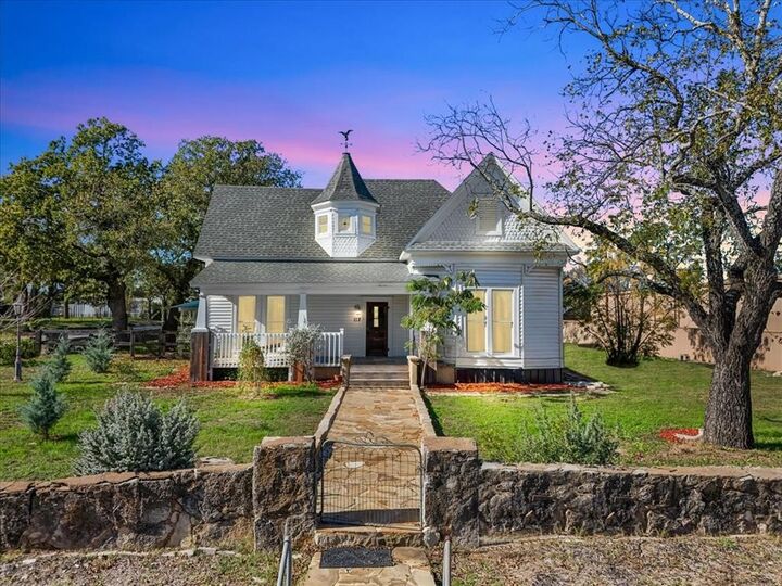 Property Photo: 112 S Evans Street TX 76023