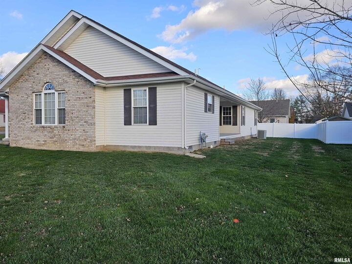 Property Photo:  408 W Beacon Court  IL 62864 