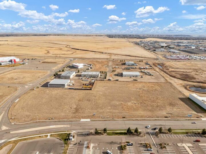 Property Photo: 2377 Box Springs Boulevard NW 4 AB T1C 0C8