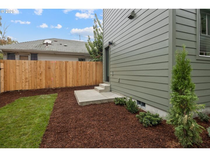 Property Photo:  4029 SE Tibbetts St  OR 97202 