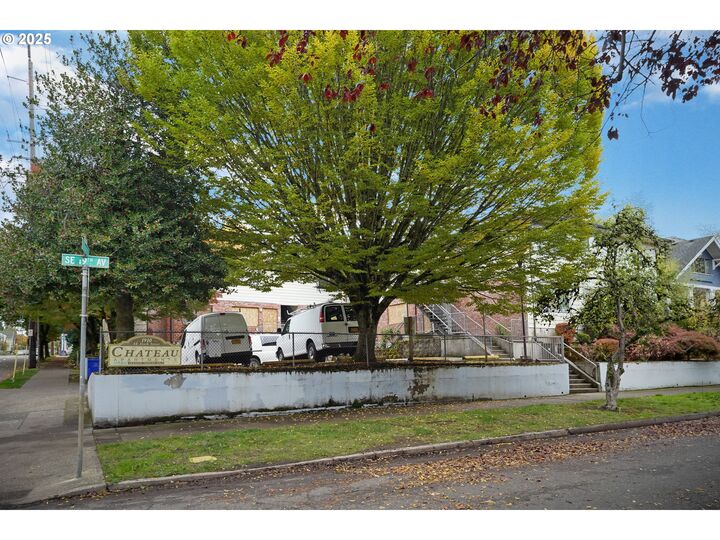 Property Photo:  1910 SE Stark St  OR 97214 