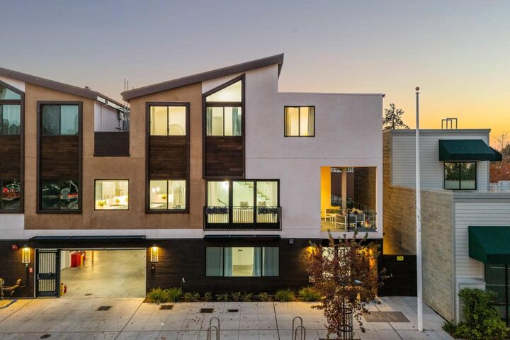 Property Photo:  916 Woodside Road  CA 94061 