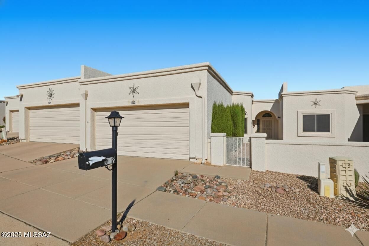 Property Photo:  988 W Calle De Emilia  AZ 85614 