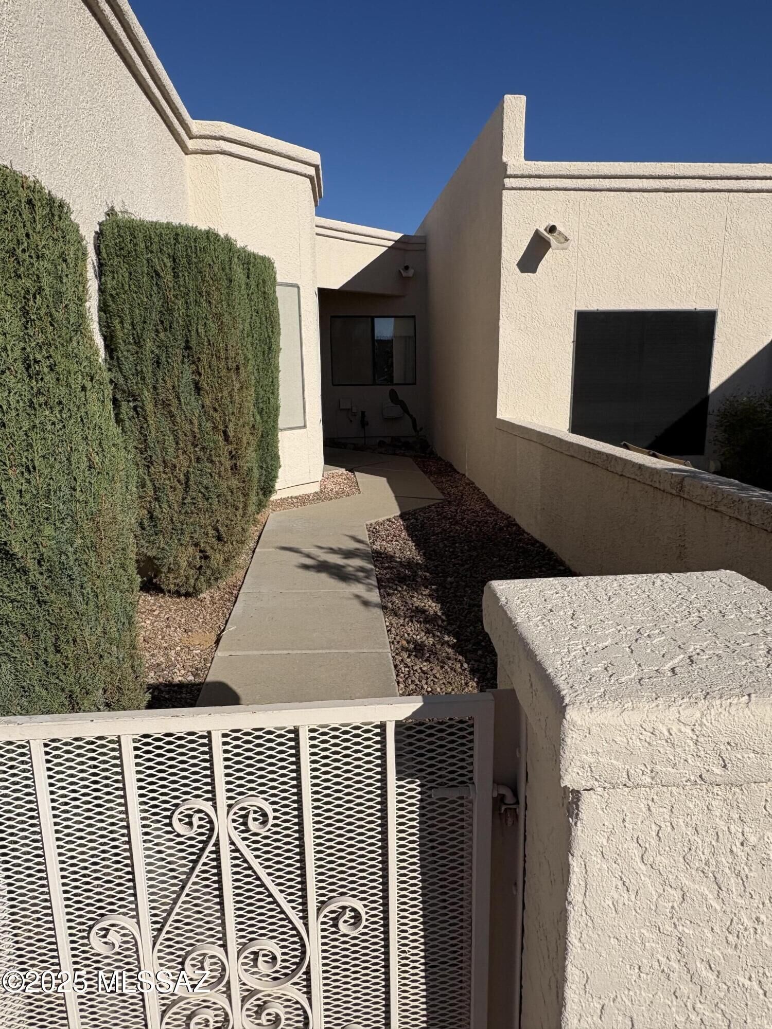 Property Photo:  988 W Calle De Emilia  AZ 85614 