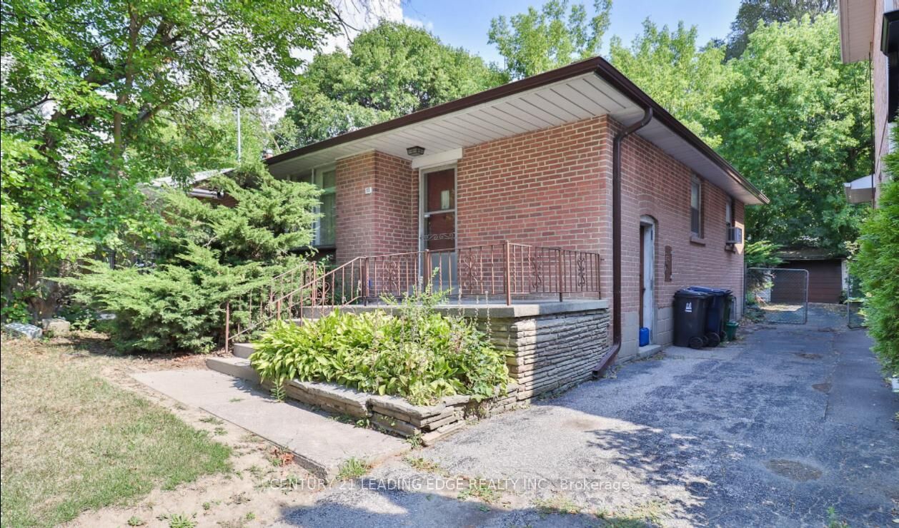 Property Photo:  11 Collinson Boulevard  ON M3H 3B7 