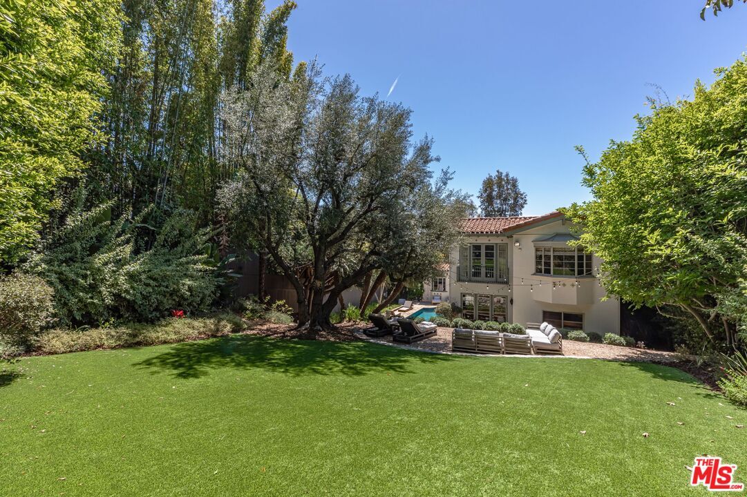 Property Photo:  1136 N Doheny Dr  CA 90069 
