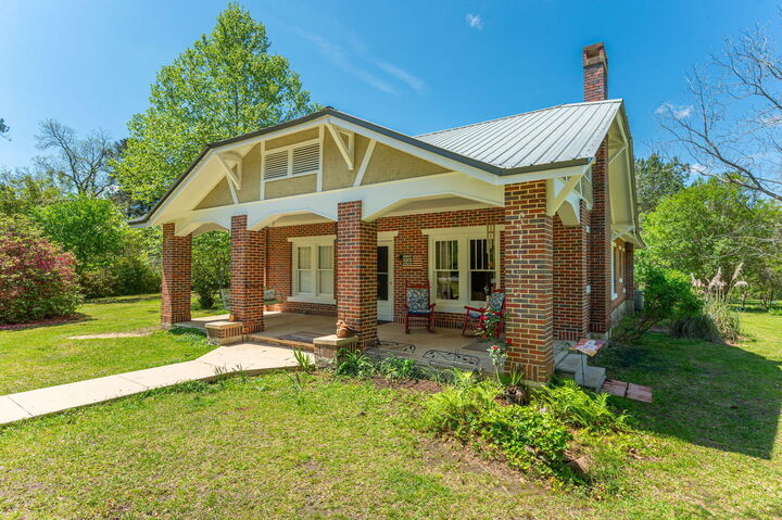 Property Photo: 8168 N Hwy 85 FL 32567