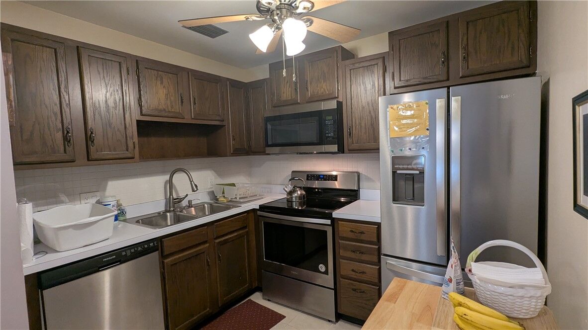 Property Photo:  21 Vista Gardens Trail 104  FL 32962 