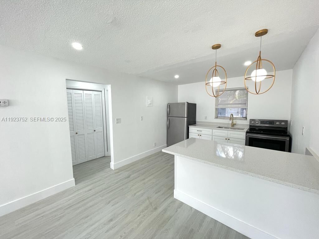 Property Photo: 2418 Polk St 103 FL 33020