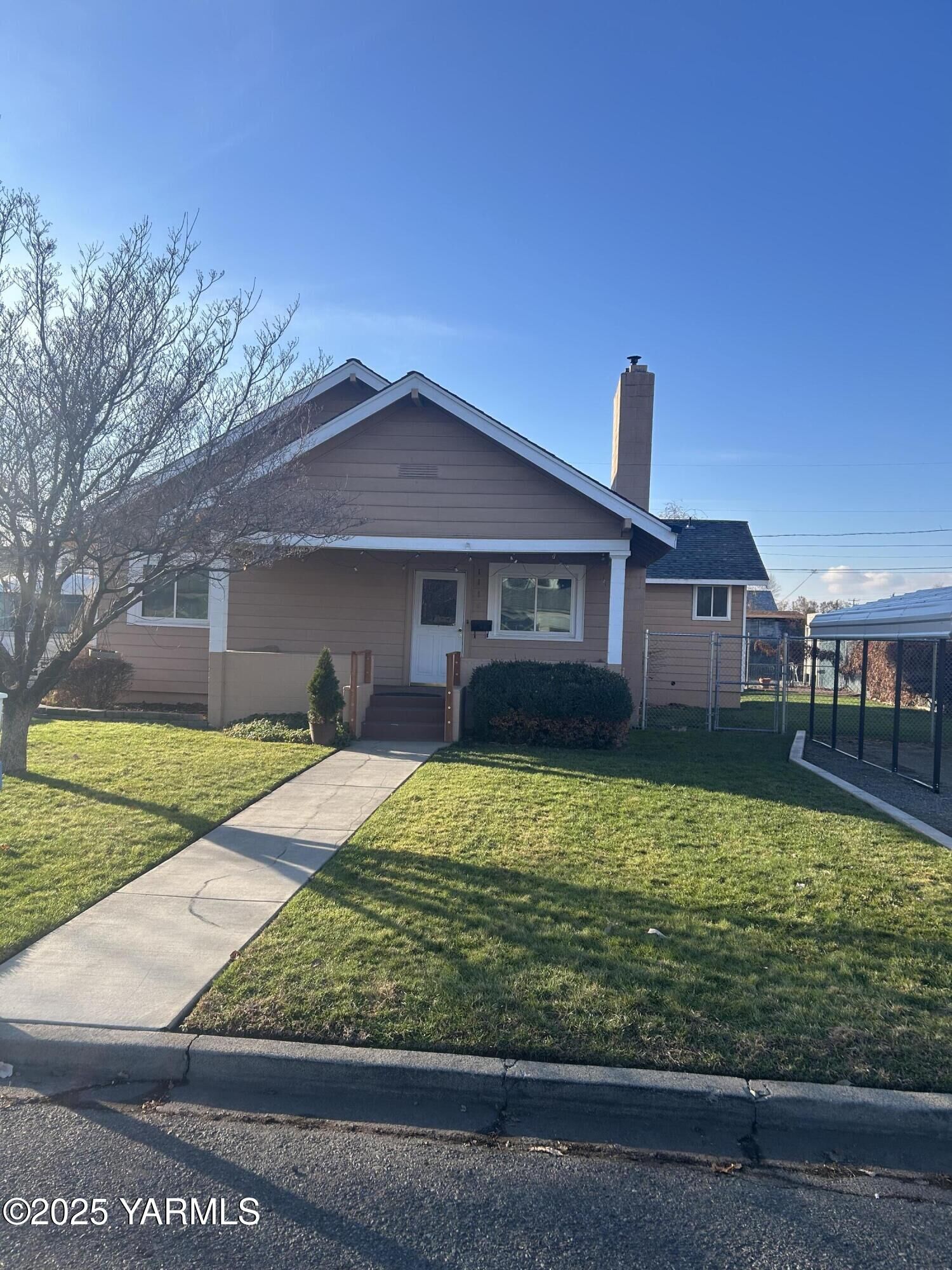 Property Photo:  1110 S 8th Ave  WA 98902 
