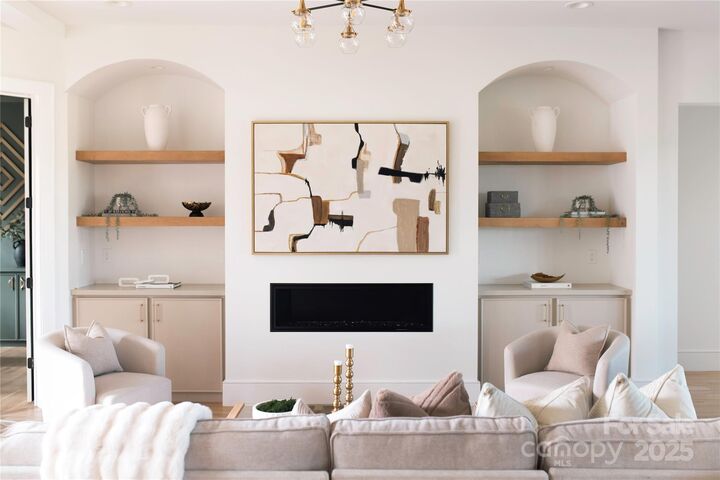 Property Photo: 4041 Hiddenbrook Drive NC 28205