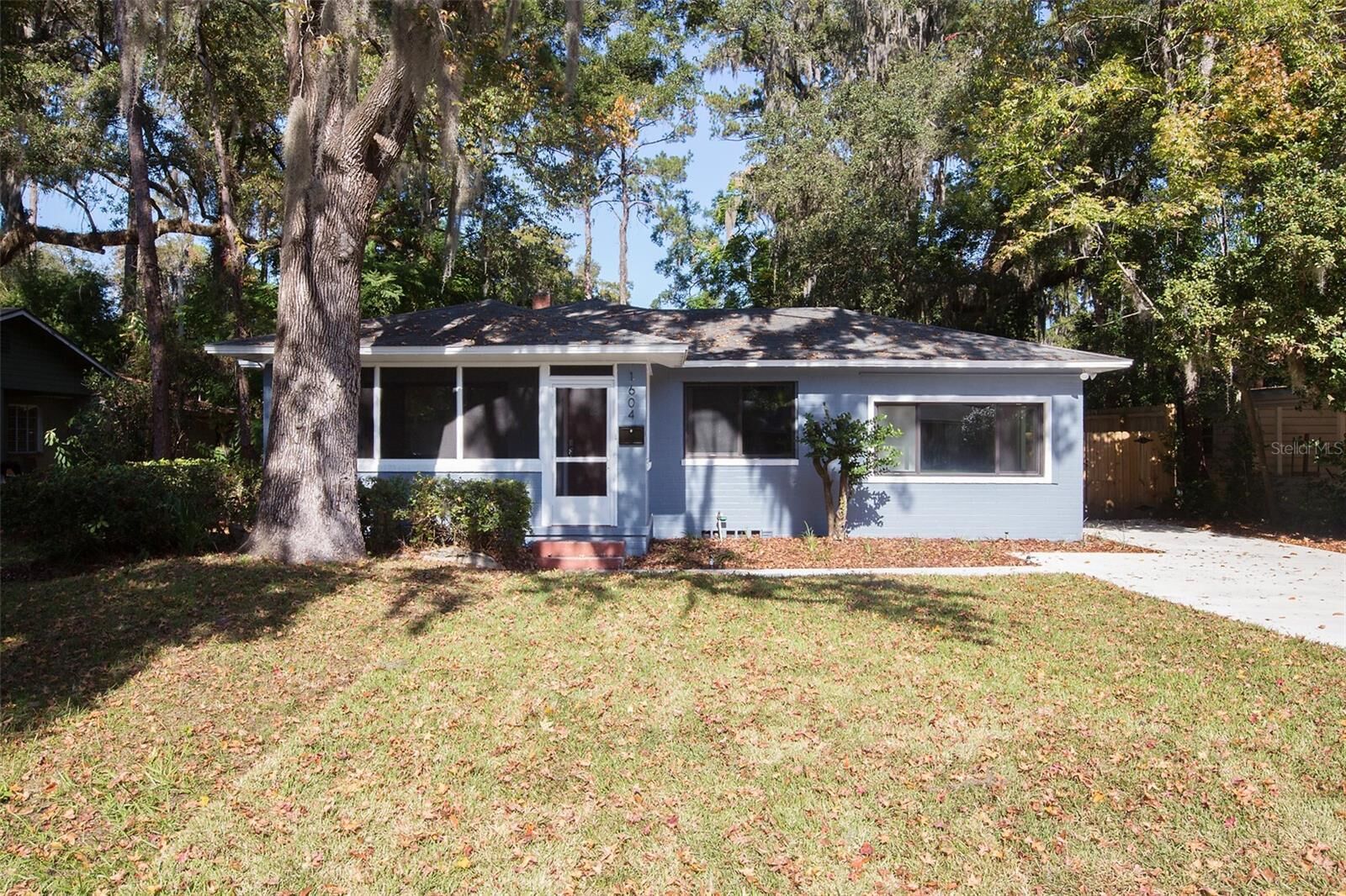Property Photo:  1604 NW 6th Avenue  FL 32603 