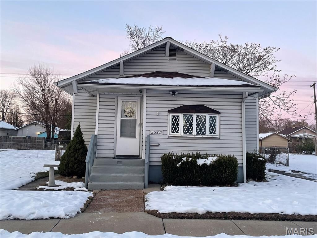 Property Photo:  2529 E 25th Street  IL 62040 