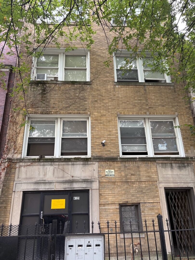 Property Photo:  4123 W Washington Boulevard  IL 60624 