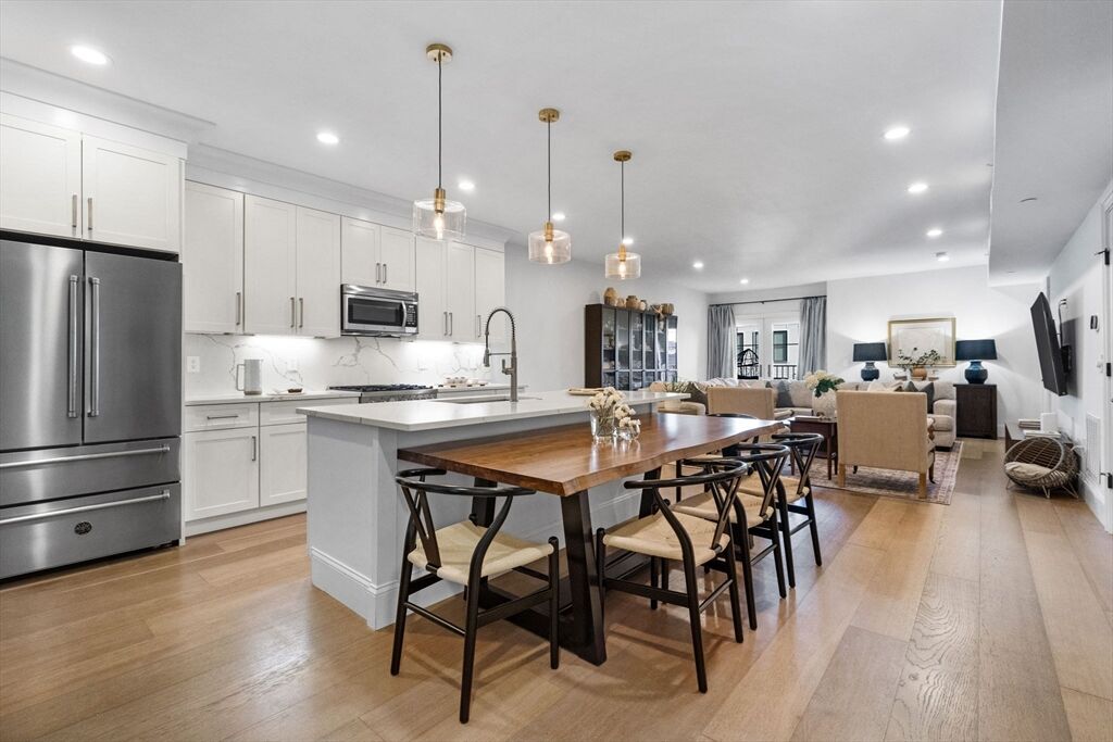 Property Photo:  258-260 W 3rd St 1  MA 02127 