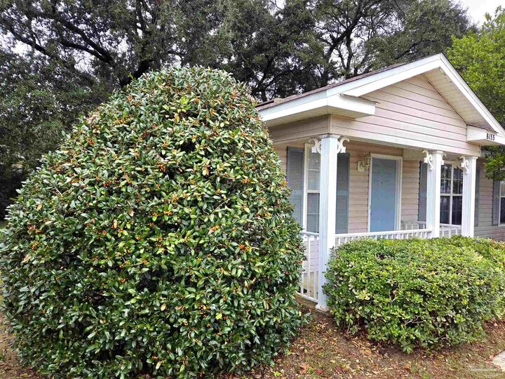 Property Photo: 8133 Heirloom Dr FL 32514