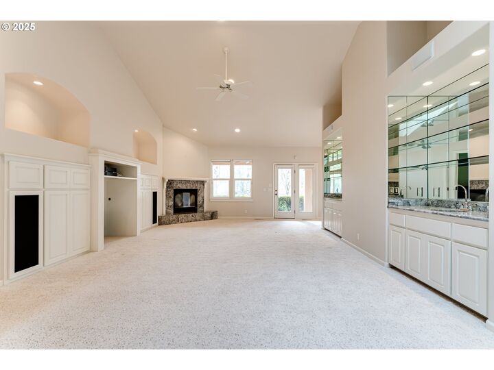 Property Photo: 875 Sand Ave OR 97401