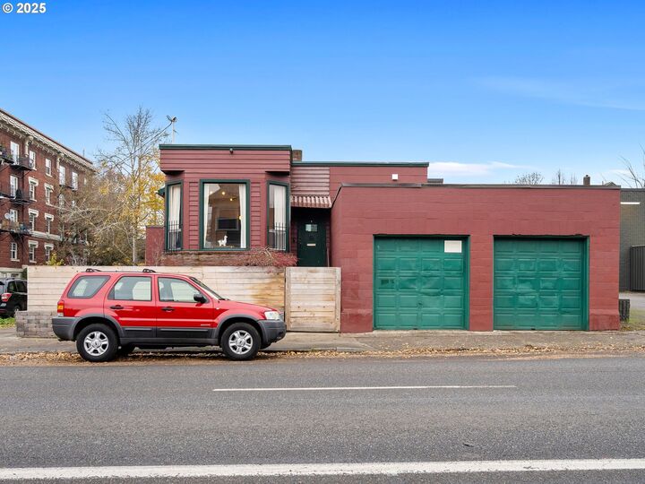 Property Photo:  1305 SE Belmont St  OR 97214 