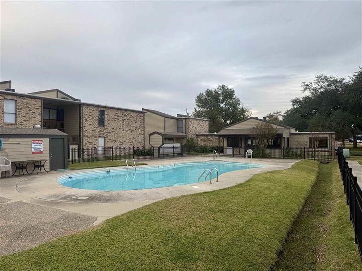 Property Photo:  1020 W McNeese St Street W 3G  LA 70605 