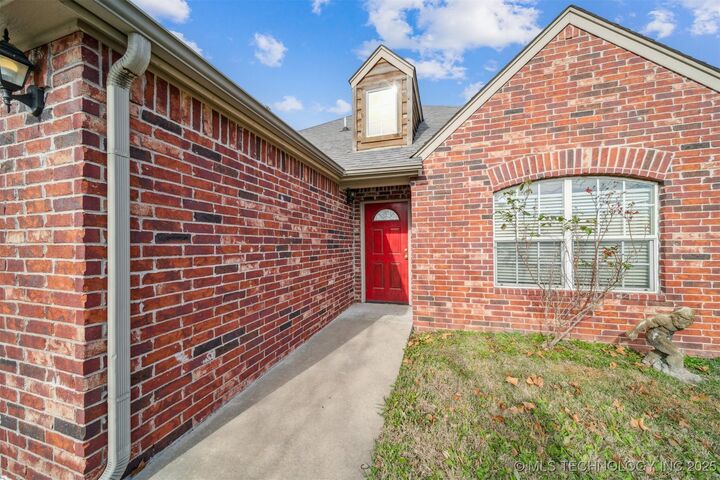 Property Photo: 315 E Oak Street OK 74070