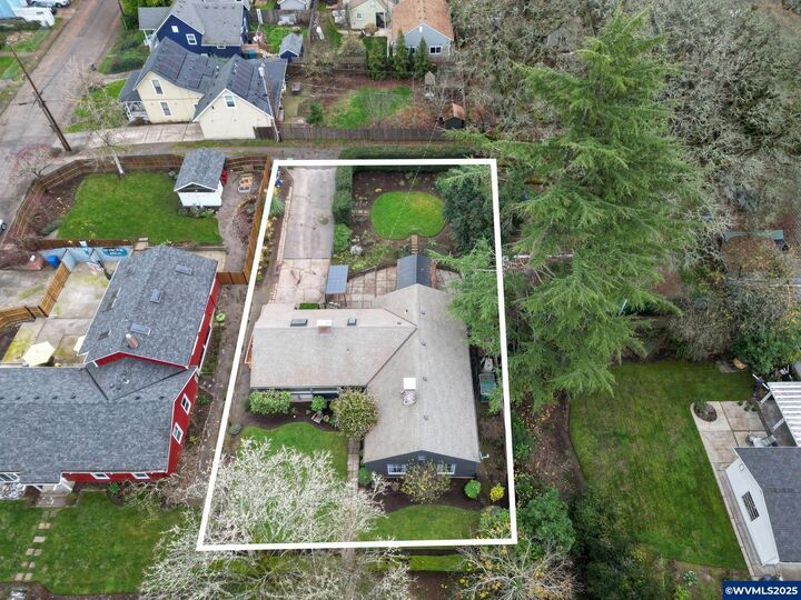 Property Photo:  1320 John St S  OR 97302 